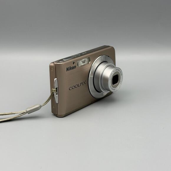 Nikon Coolpix S210 Digital Camera | 8MP | Silver - Picture 3 of 5